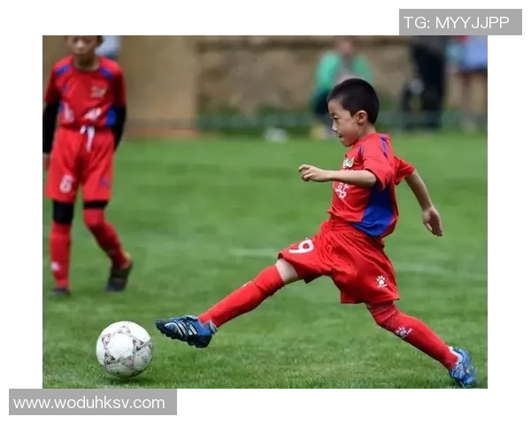 中国足球明星的身影与国家形象的完美结合展现了独特的文化魅力与体育精神